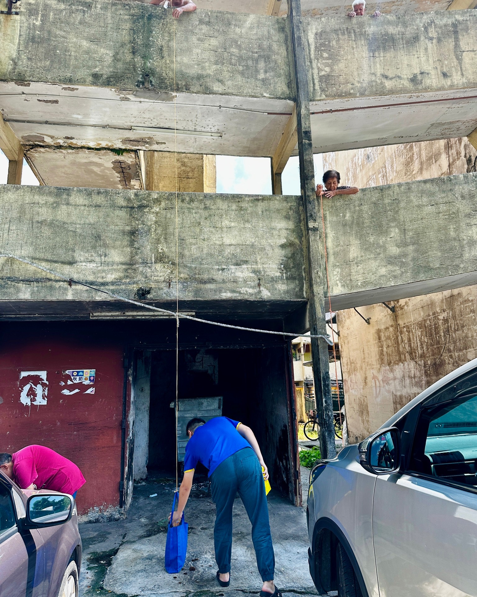 【有一种牵挂，是从高楼垂下的一根绳子 👵🪢】